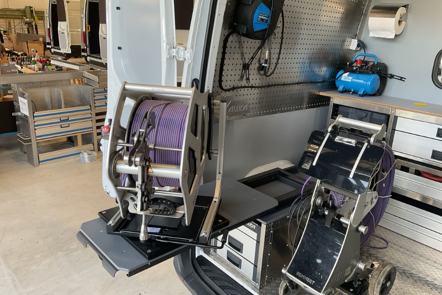 Caramo GmbH Projekt Kamera TV Wagen. Zu sehen ist ein weiterer Schritt der neuen Innenaufteilung des Nutzfahrzeuges in unserer großen Werkstatt in Kaltenkirchen.